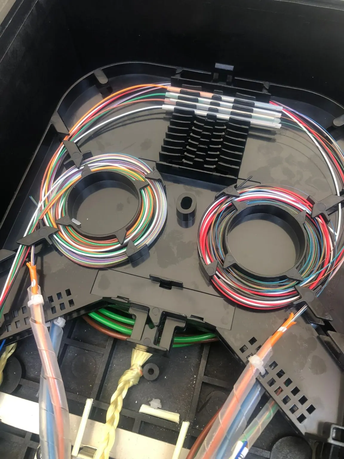 Bandeja de fibra óptica organizada