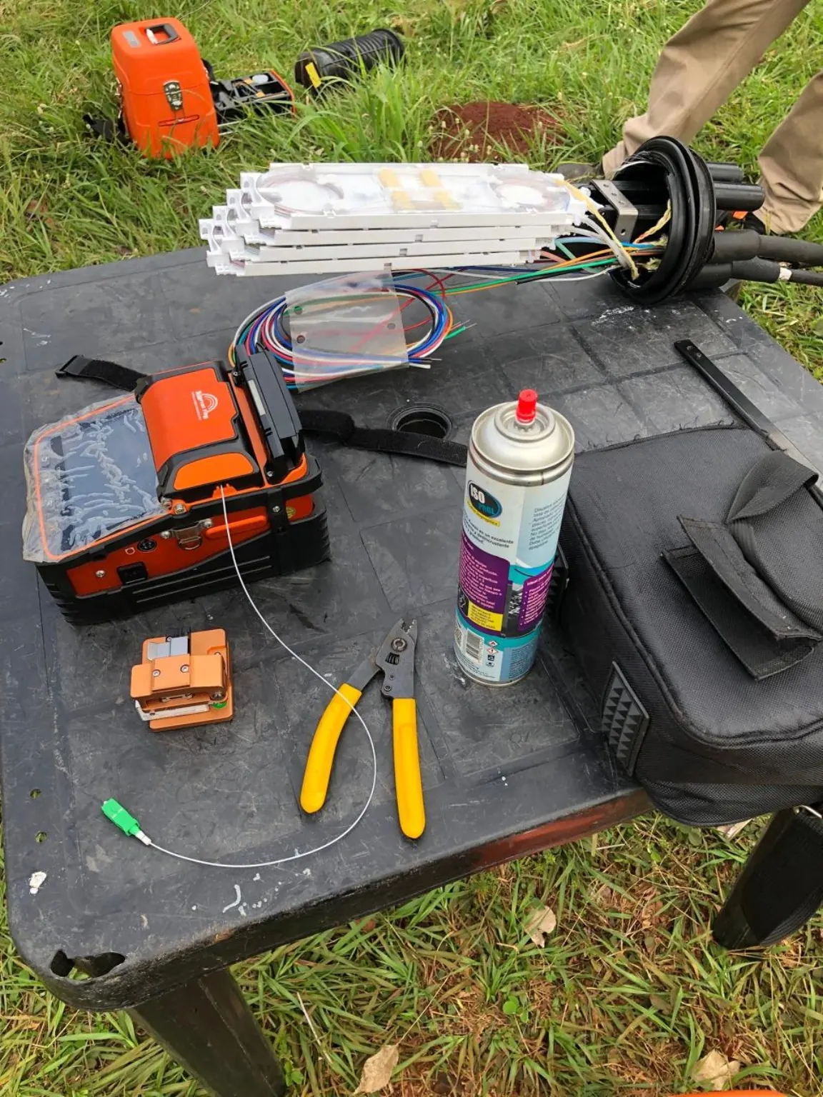 Trabajo de fibra óptica en campo