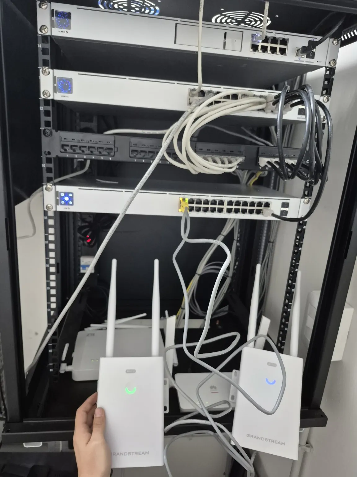 Detalle de equipamiento de red instalado por AlaskNet