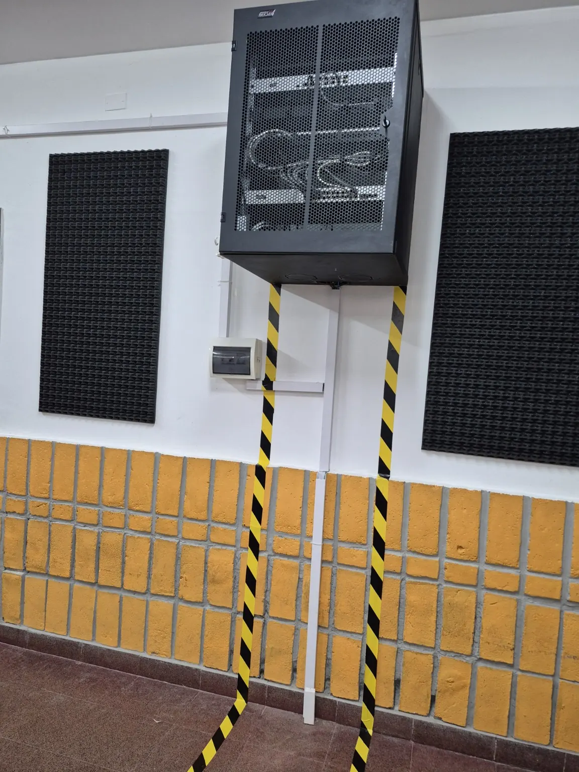 Rack de comunicaciones instalado